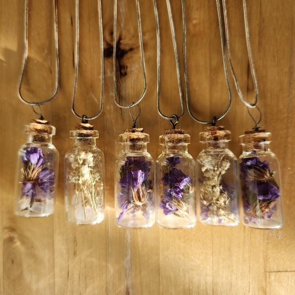 Dried flower & crystal bottle necklaces - Picture 10 of 10